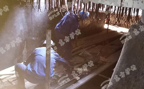 自流式澆注料跟不同的澆注料相比，他的流動(dòng)性更適合復(fù)雜的施工地形