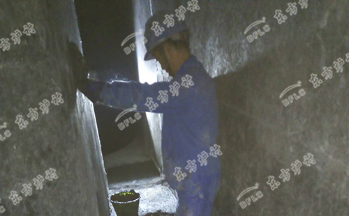 自流式澆注料跟不同的澆注料相比，他的流動(dòng)性更適合復(fù)雜的施工地形